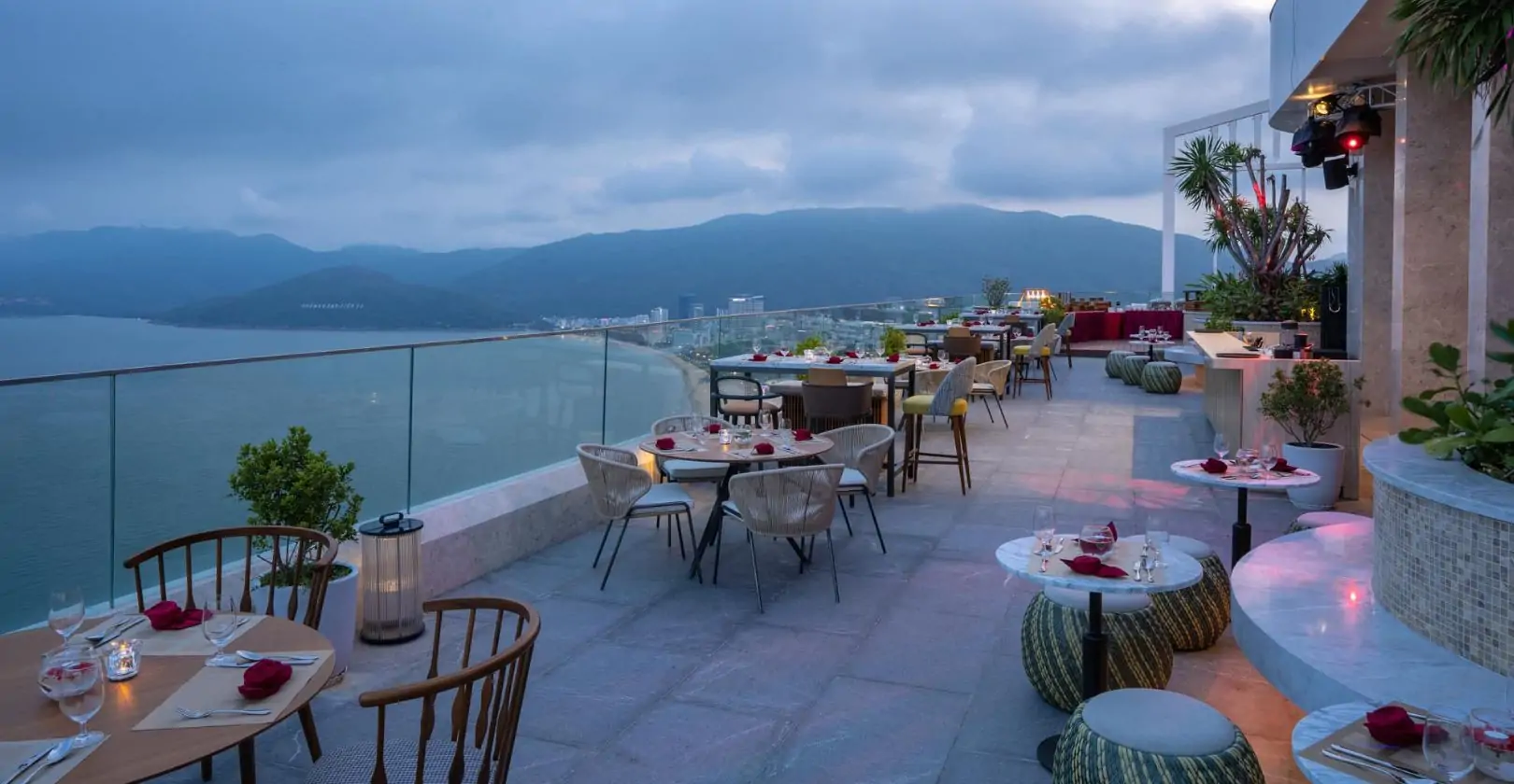 Toàn cảnh Sky 41 - quán cà phê view biển Quy Nhơn cao nhất thành phố