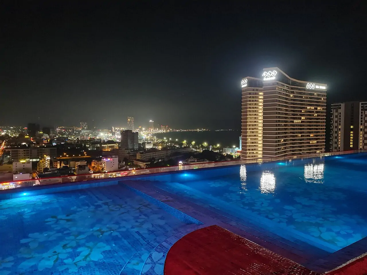 Sky bar trên không - Đánh giá về L'amor Boutique Hotel Quy Nhơn, Quy Nhơn, Việt Nam - Tripadvisor